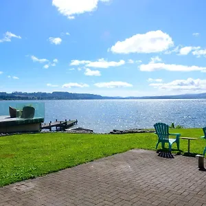  Holiday home Tranquility Lakefront